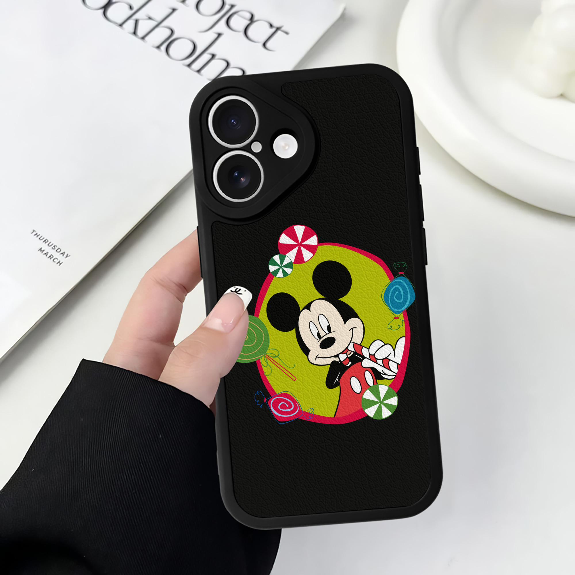 （画像用） ミッキーマウス Mickey Mouse 【iPhone 16シリーズ対応】シリコンスマホケース（レザー調） 材質：シリコン